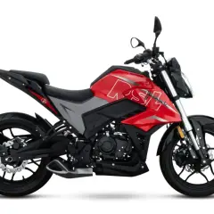 Czerwony motocykl kategoria a1 z szarymi wstawkami i białym napisem na baku. Idealny na pierwsze kroki w świecie motoryzacji.