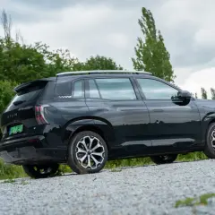 Czarny SUV na tle zieleni. Czy warto kupić? Sprawdź superauto.pl opinie przed zakupem.