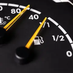 Wskaźnik temperatury silnika pokazuje, że kontrolka płynu chłodniczego jest w normie. Obok wskaźnik paliwa jest na 1/2.