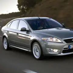 Szary Ford Mondeo MK4 na krętej drodze. Wiele osób szuka ford mondeo mk4 opinie przed zakupem.