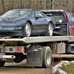 Zielony Chevrolet Corvette na lawecie. Czy warto kupić? Sprawdź autohero opinie przed zakupem.