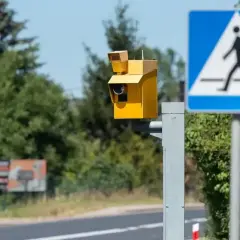 Żółty fotoradar i znak przejścia dla pieszych. Uważaj, bo przekroczenie prędkości o 20 km/h może kosztować.