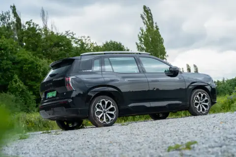 Czarny SUV na tle zieleni. Czy warto kupić? Sprawdź superauto.pl opinie przed zakupem.
