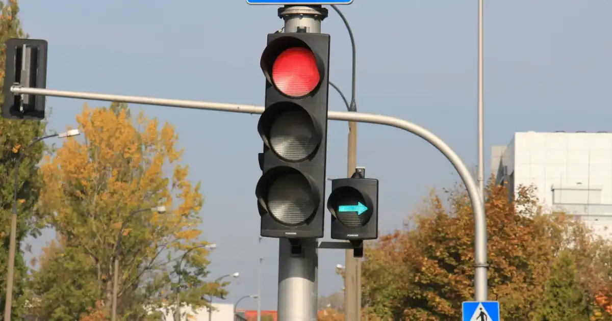 Zielona strzałka na czerwonym świetle - jak skręcać legalnie