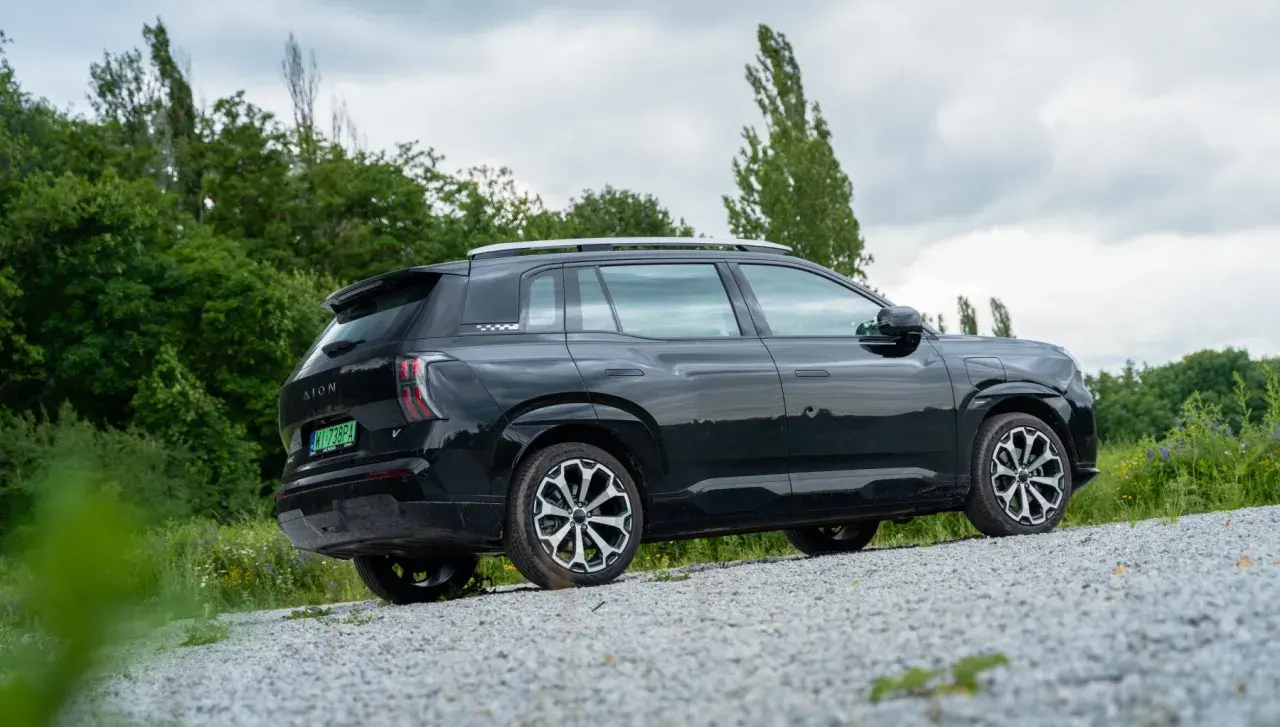 Czarny SUV na tle zieleni. Czy warto kupić? Sprawdź superauto.pl opinie przed zakupem.