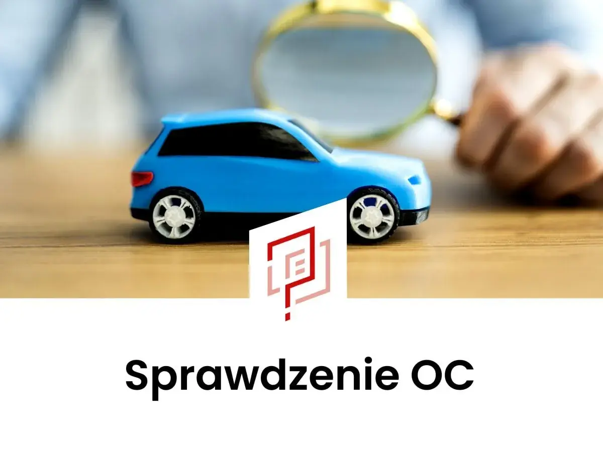 Chcesz wiedzieć, jak sprawdzić czy auto jest ubezpieczone? Na zdjęciu niebieski model samochodu pod lupą, symbolizujący weryfikację OC.