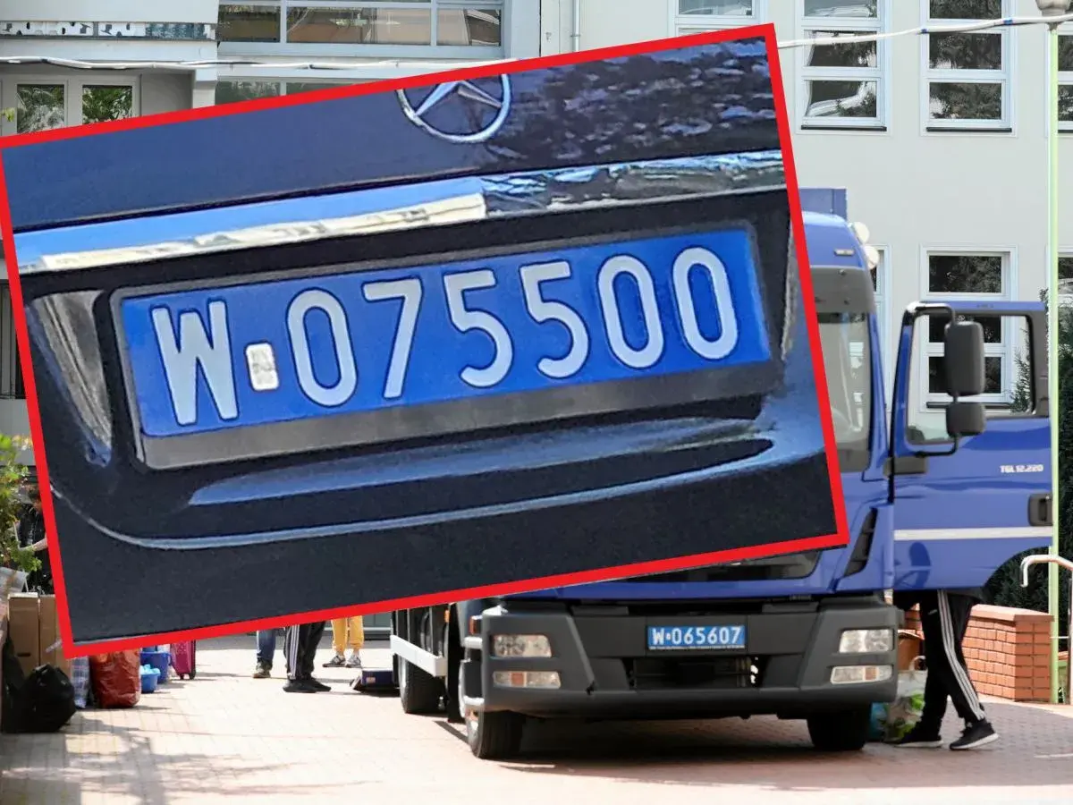 Niebieskie tablice rejestracyjne z numerem W-075500 na samochodzie i W-065607 na ciężarówce.