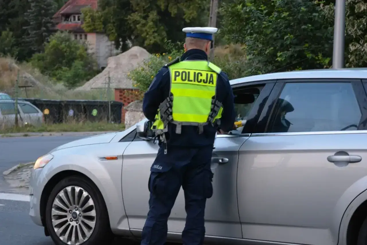 Policjant zatrzymał kierowcę do kontroli. Może to być kontrola trzeźwości lub sprawdzenie, czy nie doszło do jazdy bez prawa jazdy.