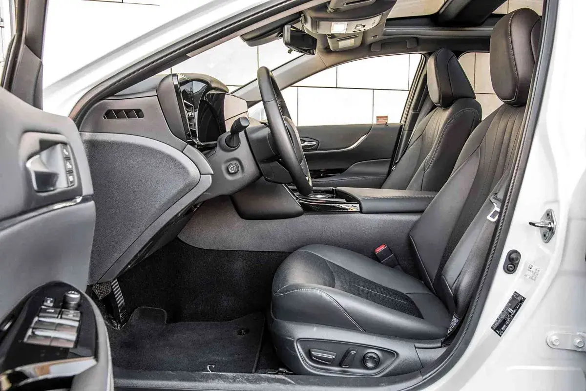 Wnętrze Toyoty Mirai. Skórzane fotele, nowoczesna deska rozdzielcza. Zastanawiasz się nad zakupem? Sprawdź, jaka jest toyota mirai cena.