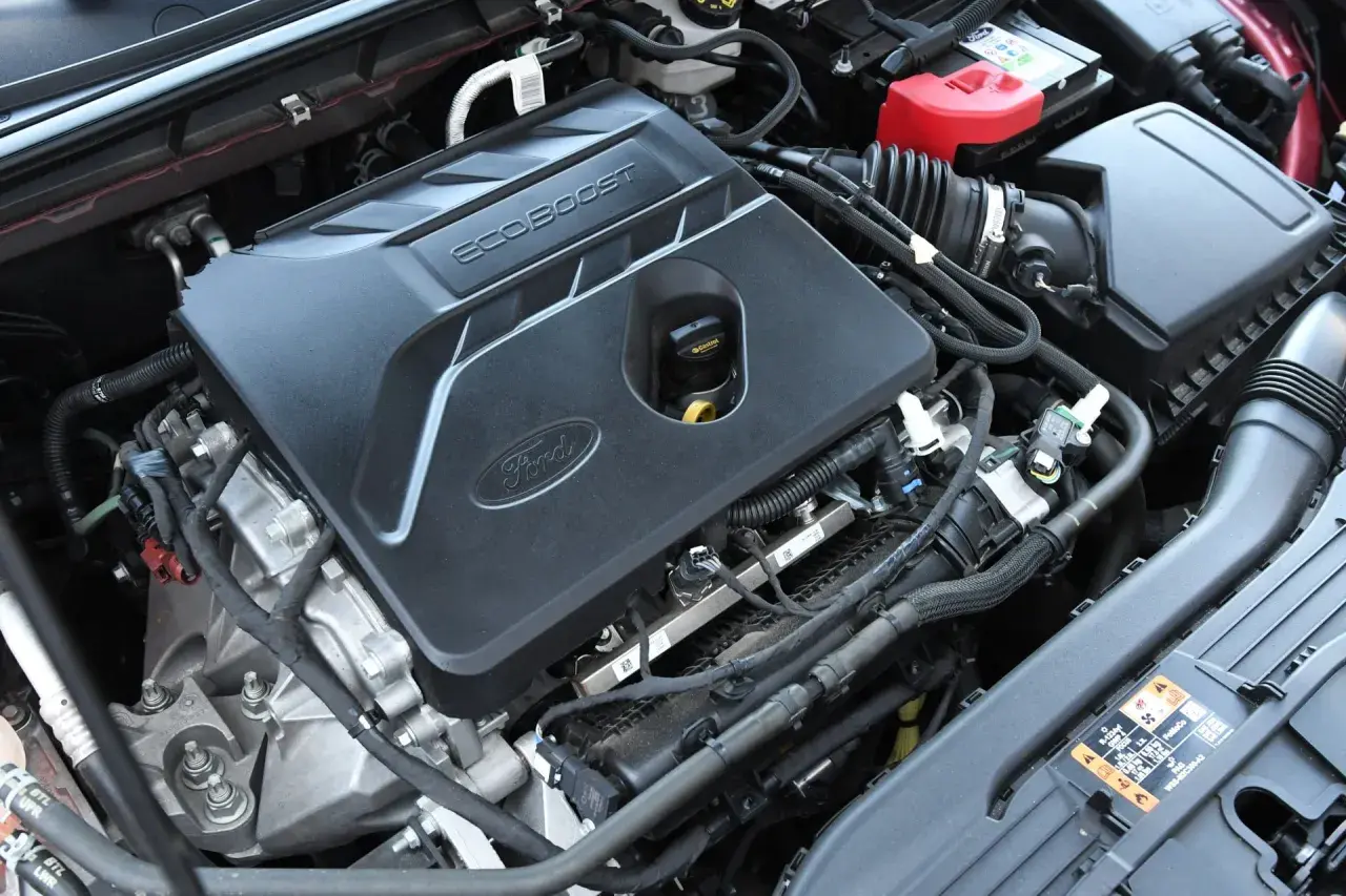 Silnik Ford EcoBoost z widocznym napisem na pokrywie.