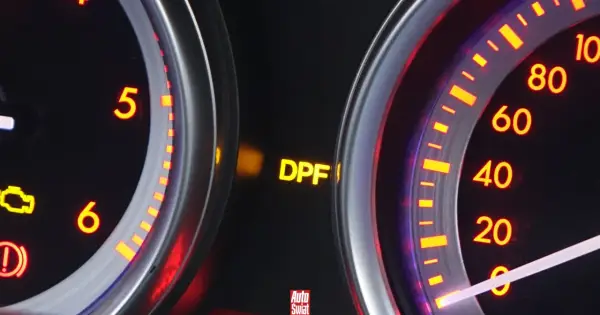Żółta kontrolka DPF świeci się na desce rozdzielczej, sygnalizując problem z filtrem cząstek stałych.
