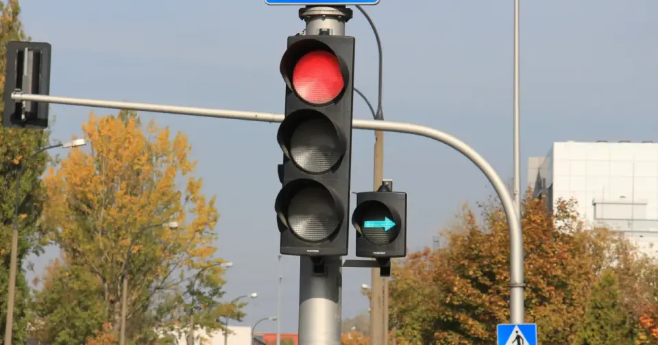 Zielona strzałka na czerwonym świetle - jak skręcać legalnie